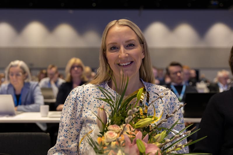 Sandra Bruflot med en blomsterbukett.